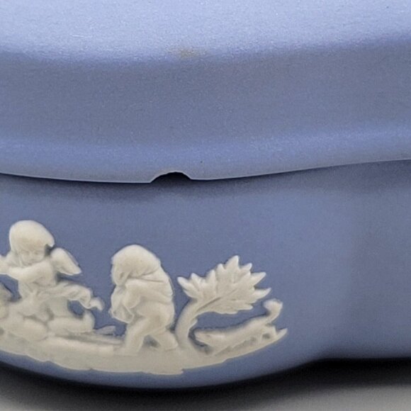 Wedgwood Blue Jasperware Round Scalloped Trinket Dresser Box Lid England - Picture 9 of 10